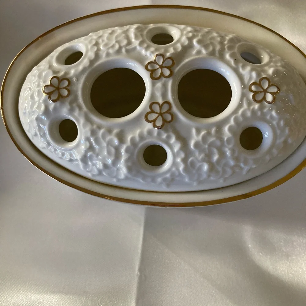 Aynsley Wild Tudor toothbrush holder